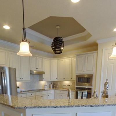 Granitpult, függő lámpák, tágas családi konyha