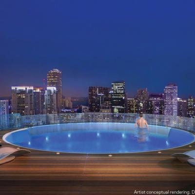 Jaccuzzi at the top of Paramount with view to Miami