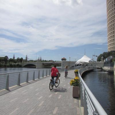Kerékpározás a Riverwalk hídon, Hillsborough River, Tamp