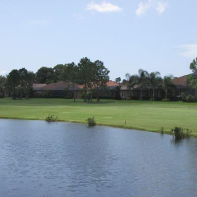 Családi házából tóra, golfpályára nézhet